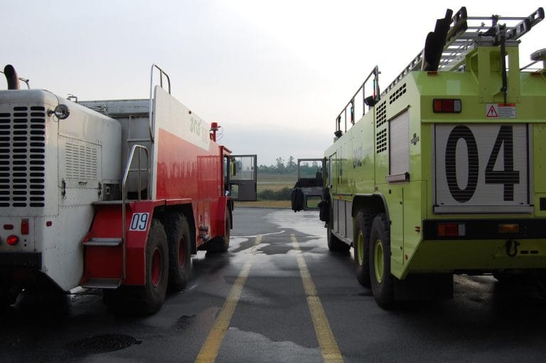 Avião da Força Aérea francesa aterra de emergência no Porto e mobiliza bombeiros