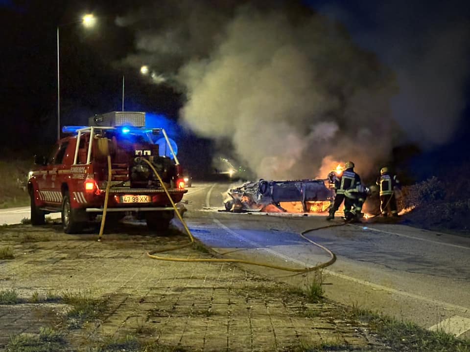 Bombeiros Cantanhede acionados para despiste seguido de incêndio numa viatura em Cantanhede