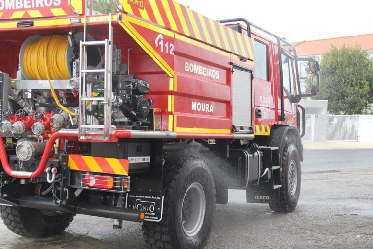 Bombeiros de Moura recebem novo veiculo de combate a incêndios florestais 