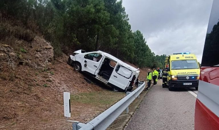 Bombeiros mobilizados para acidente na A4 entre chaves e vidago