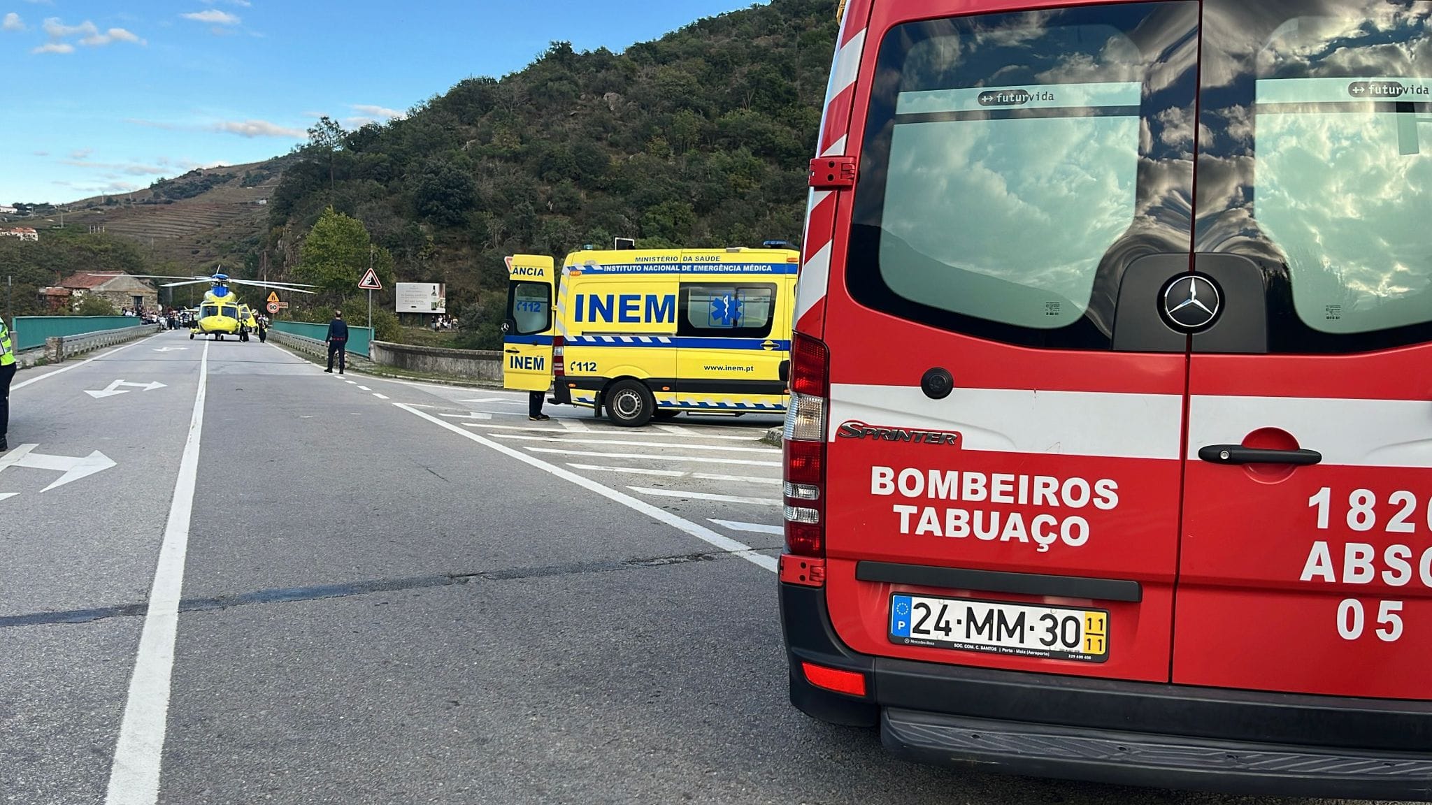 Bombeiros mobilizados para colisão entre carro e mota em Tabuaço