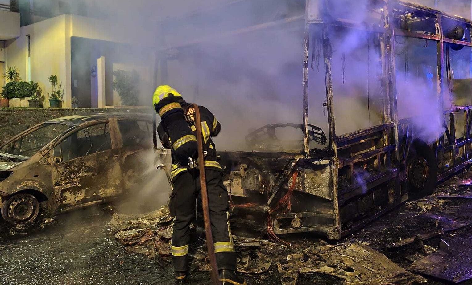 Bombeiros mobilizados para incêndio em Santo António dos Cavaleiros motorista sofreu ferimentos graves 