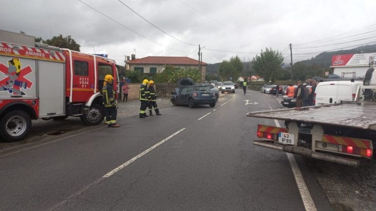 Bombeiros mobilizados para violenta colisão no concelho de amares