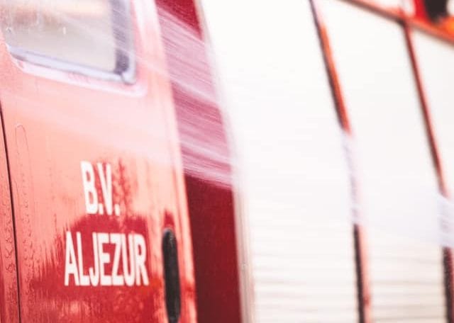 Bombeiros procuram pescador que caiu ao mar na Praia da Bordeira em Aljezur