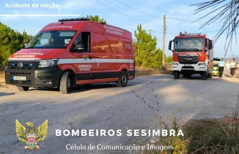 Colisão de motociclo com pesado de passageiros causa um morto em Sesimbra