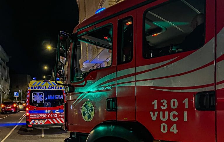 Incêndio em prédio de sete andares causa oito feridos por inalação de fumos em Gaia