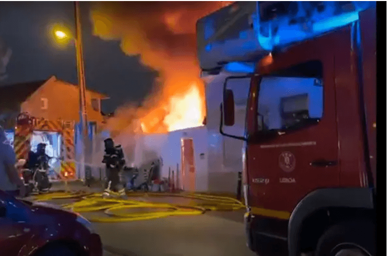 Incêndio deflagra em armazém em Campolide, Lisboa